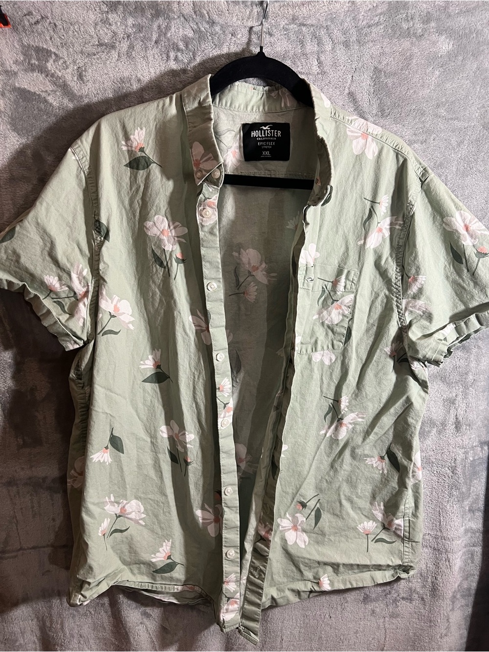 Hollister Men's Light Sage Green Floral Short-Sleeve Button-Up Shirt